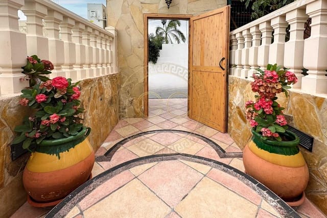 5 bedroom Villa for sale in El Salobre, San Bartolomé de Tirajana with pool garage - € 750,000 (Ref: 8363196)