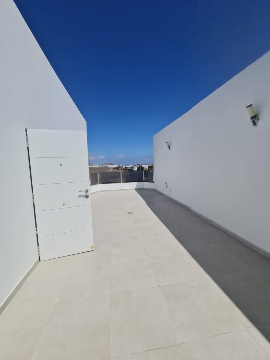 5 bedroom Commercial for sale in Santa Lucia de Tirajana with garage - € 660,000 (Ref: 8666696)