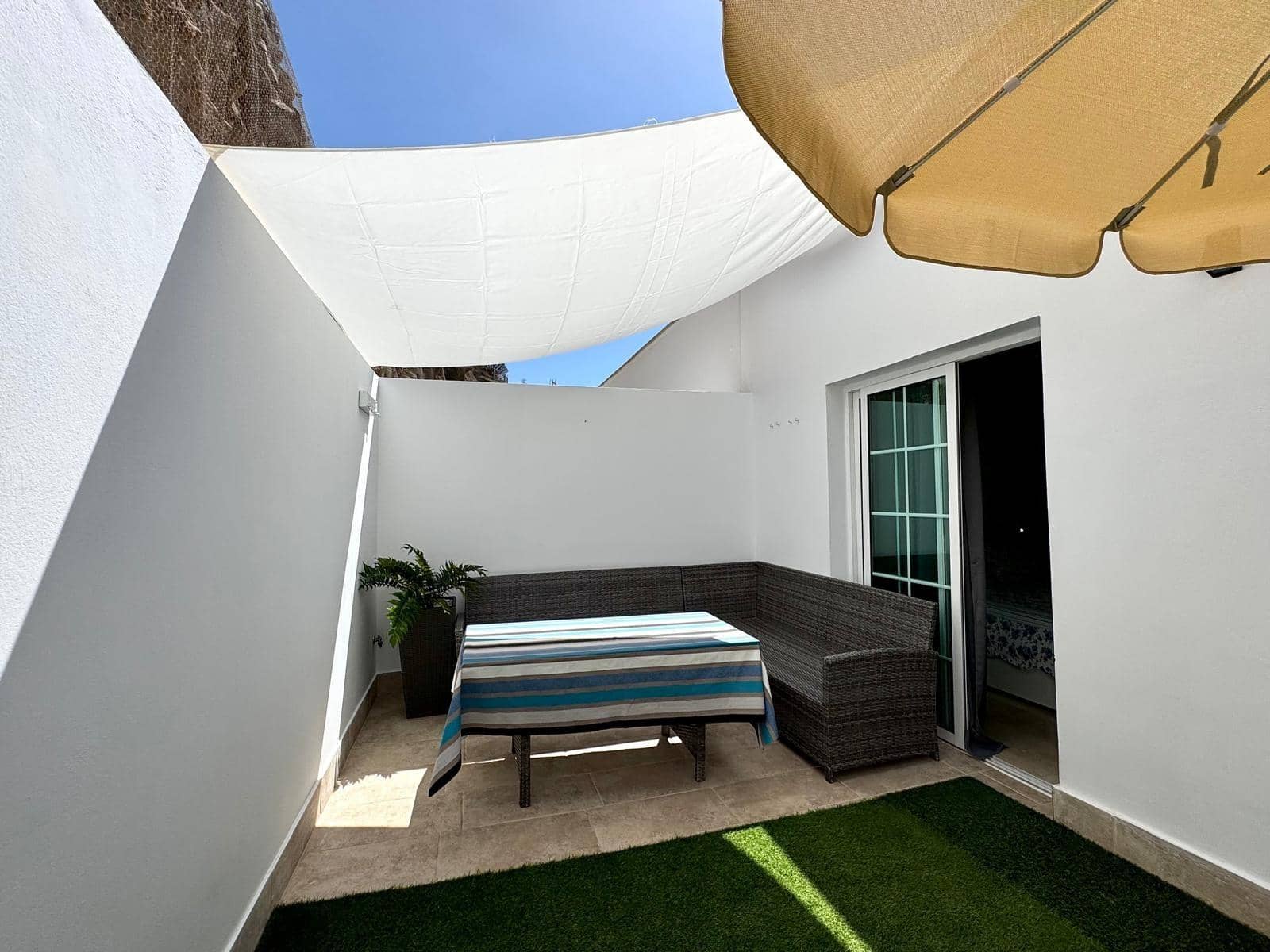 2 soveværelse Bungalow til leje i Puerto Rico med swimmingpool garage - € 1.500 (Ref: 9193749)