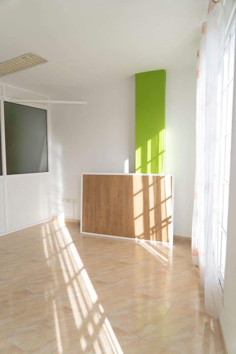Kontor til salg i Santa Lucia de Tirajana - € 111.000 (Ref: 9303499)