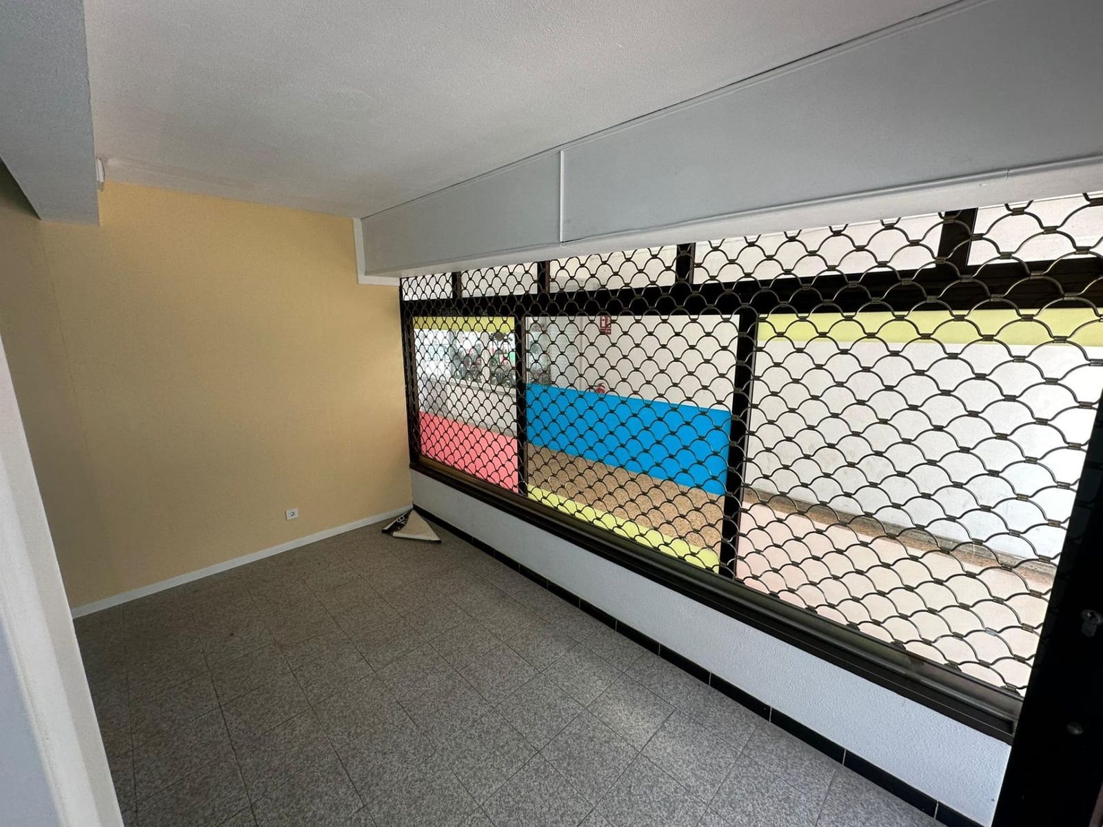 Commercial for sale in San Bartolome de Tirajana - € 125,000 (Ref: 9390822)