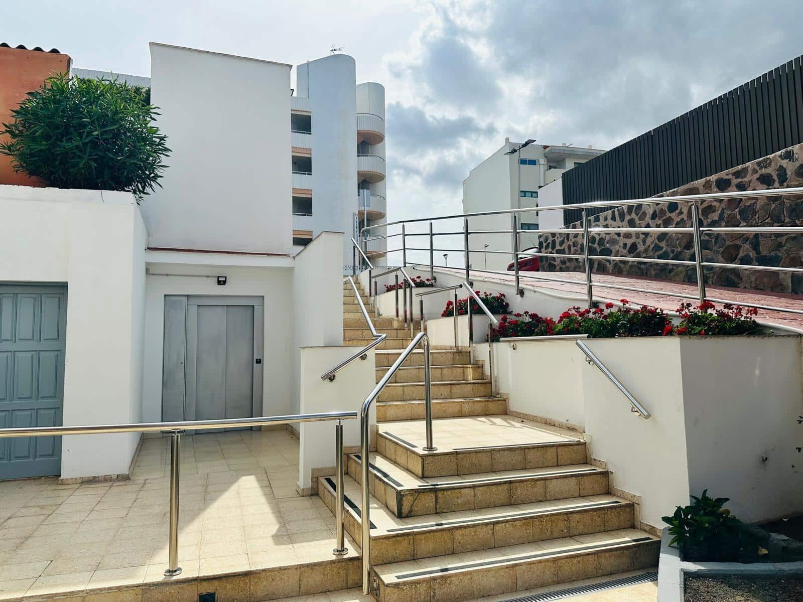 1 bedroom Apartment for rent in San Bartolome de Tirajana with pool - € 1,200 (Ref: 9831330)