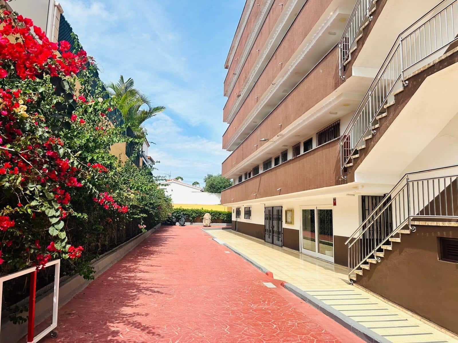 1 bedroom Apartment for rent in San Bartolome de Tirajana with pool - € 1,200 (Ref: 9831330)