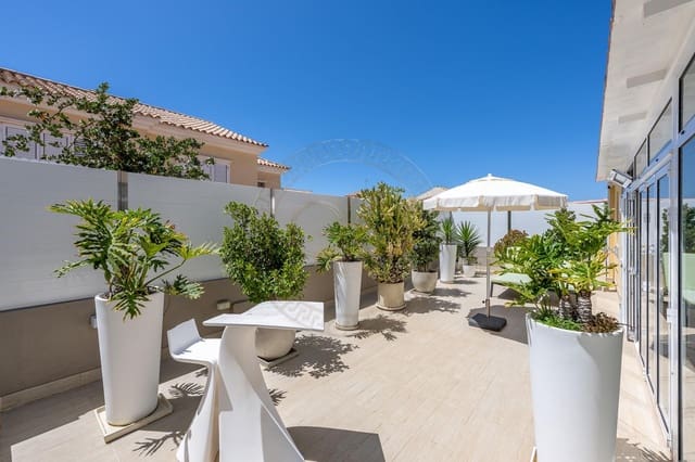 3 soverom Rekkehus til salgs i Sonneland, San Bartolomé de Tirajana med svømmebasseng garasje - € 699 900 (Ref: 9839232)