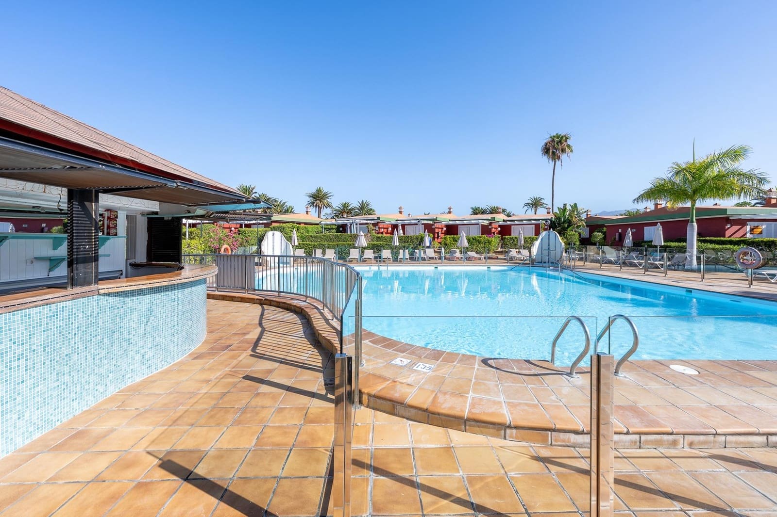 Commercieel te koop in Maspalomas met zwembad - € 189.000 (Ref: 9878778)