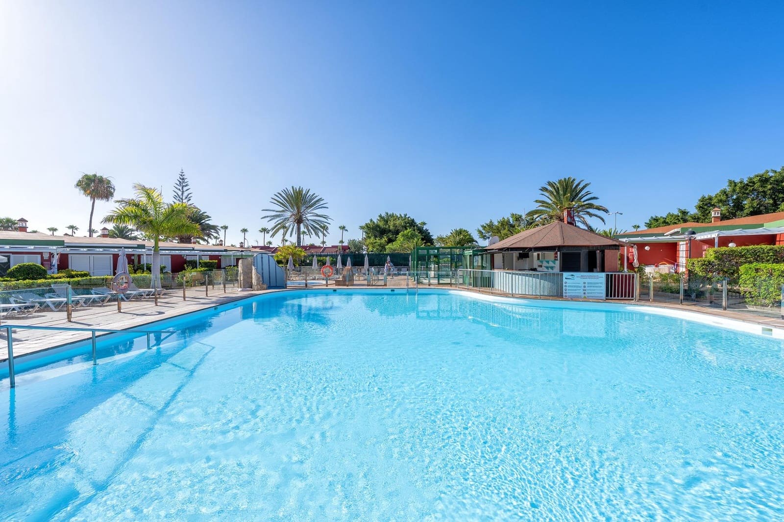 Commercieel te koop in Maspalomas met zwembad - € 189.000 (Ref: 9878778)