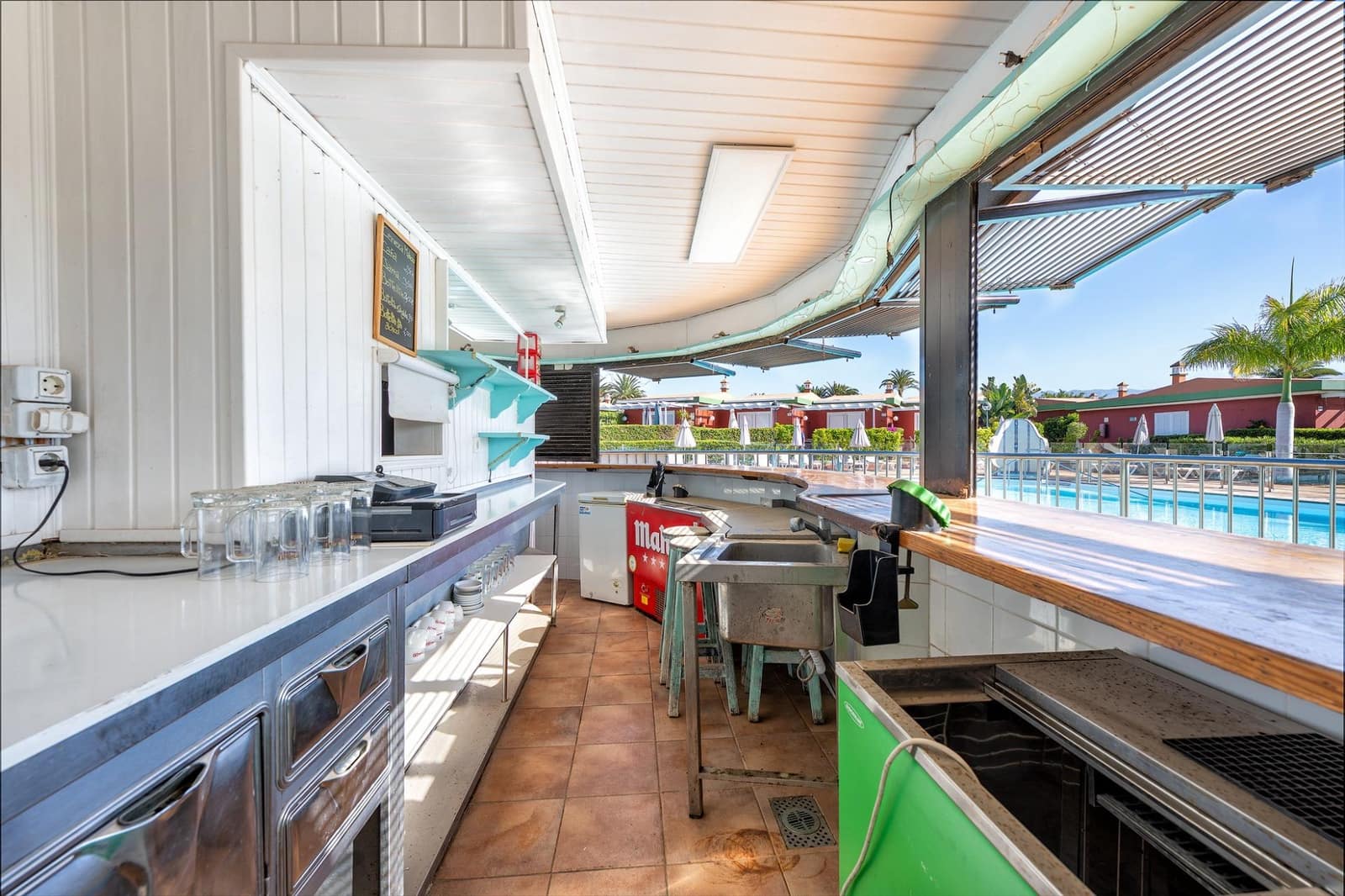 Commercieel te koop in Maspalomas met zwembad - € 189.000 (Ref: 9878778)