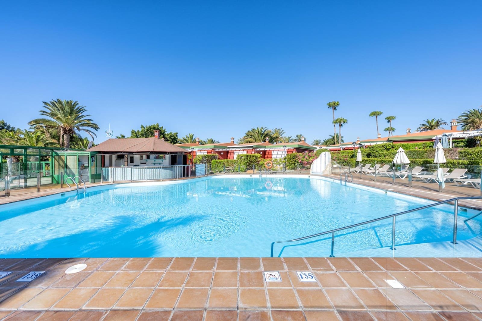 Commercieel te koop in Maspalomas met zwembad - € 189.000 (Ref: 9878778)