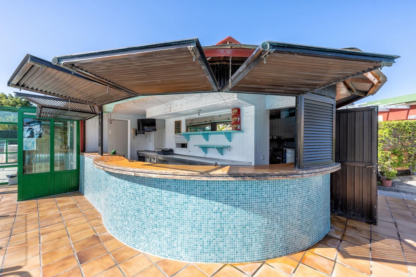 Commercieel te koop in Maspalomas met zwembad - € 189.000 (Ref: 9878778)