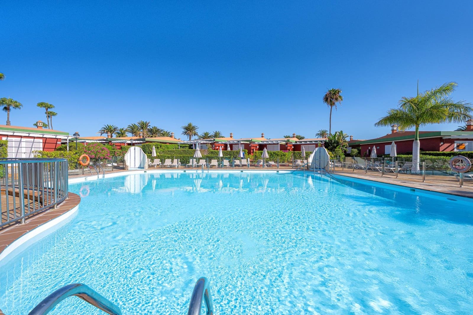 Commercieel te koop in Maspalomas met zwembad - € 189.000 (Ref: 9878778)