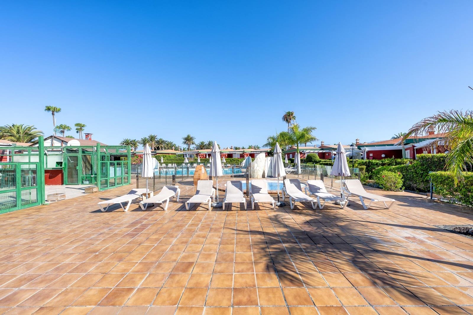 Commercieel te koop in Maspalomas met zwembad - € 189.000 (Ref: 9878778)