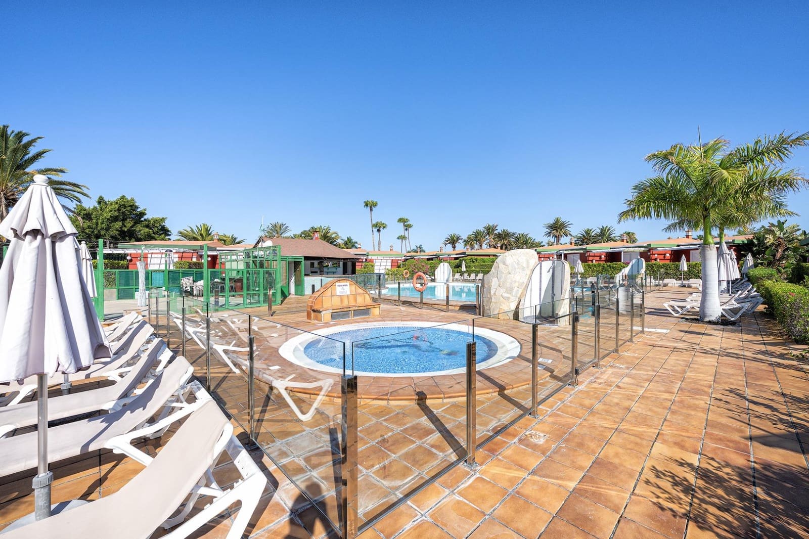 Commercieel te koop in Maspalomas met zwembad - € 189.000 (Ref: 9878778)