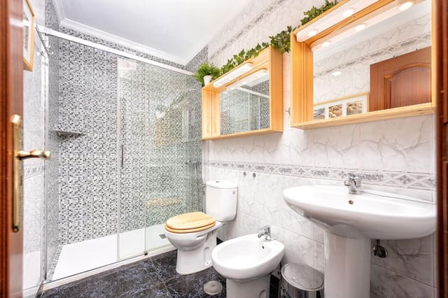 Piso de 3 habitaciones en Santa Lucía de Tirajana en venta con garaje - 199.900 € (Ref: 9881912)