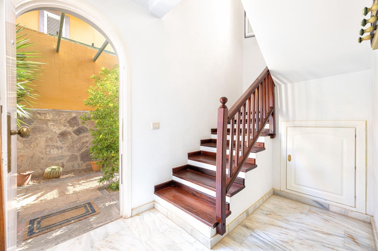 4 bedroom Semi-detached Villa for sale in San Bartolome de Tirajana with garage - € 379,000 (Ref: 9922279)