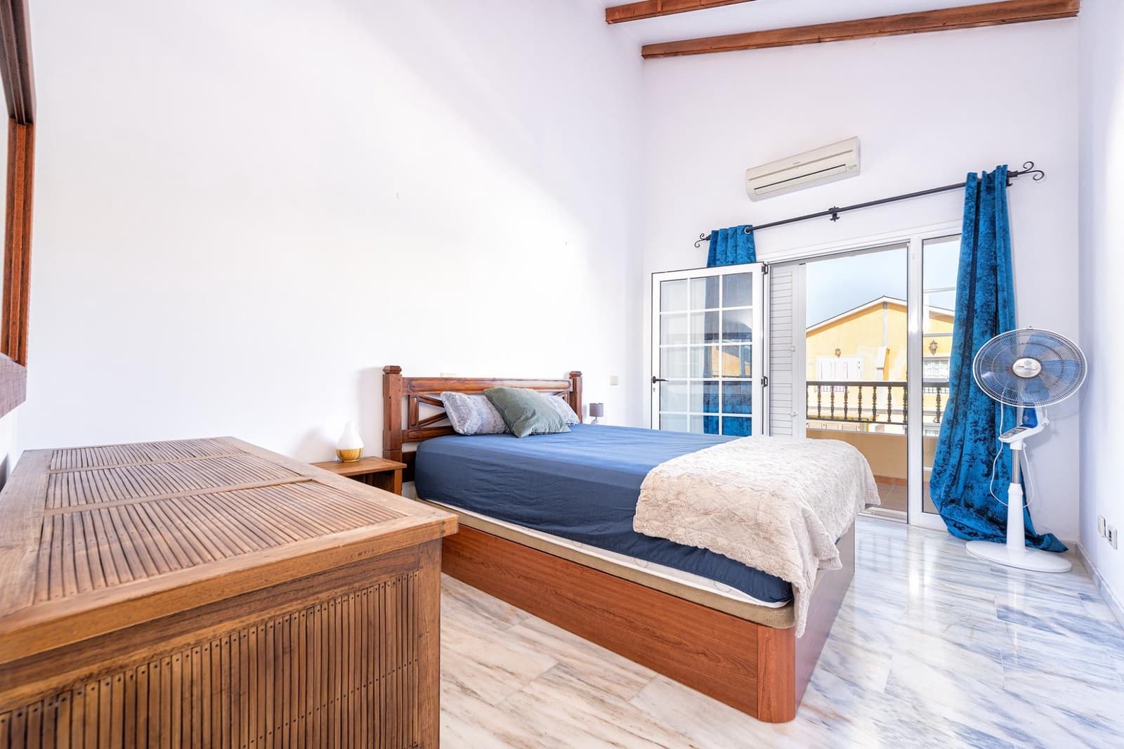 4 bedroom Semi-detached Villa for sale in San Bartolome de Tirajana with garage - € 379,000 (Ref: 9922279)