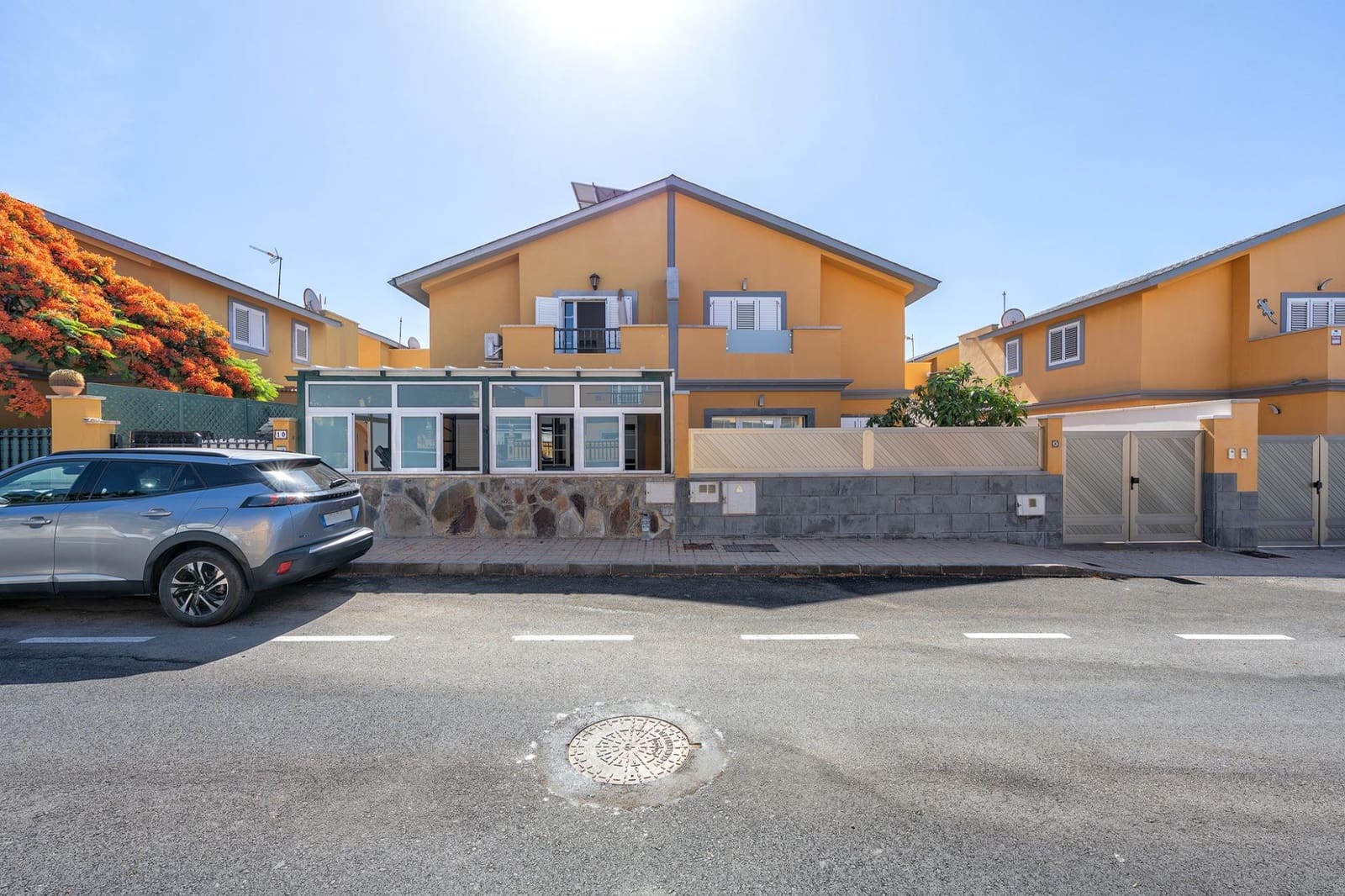 4 bedroom Semi-detached Villa for sale in San Bartolome de Tirajana with garage - € 379,000 (Ref: 9922279)
