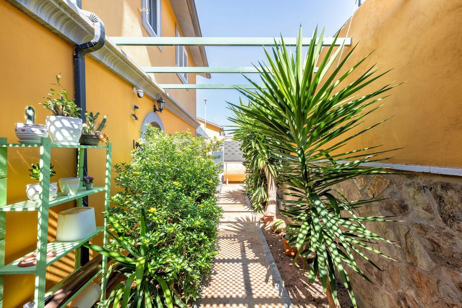 4 bedroom Semi-detached Villa for sale in San Bartolome de Tirajana with garage - € 379,000 (Ref: 9922279)