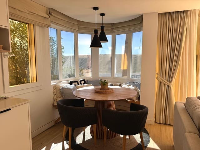 Pareado de 2 habitaciones en Playa del Inglés, San Bartolomé de Tirajana en venta con piscina - 1.000.000 € (Ref: 9954216)