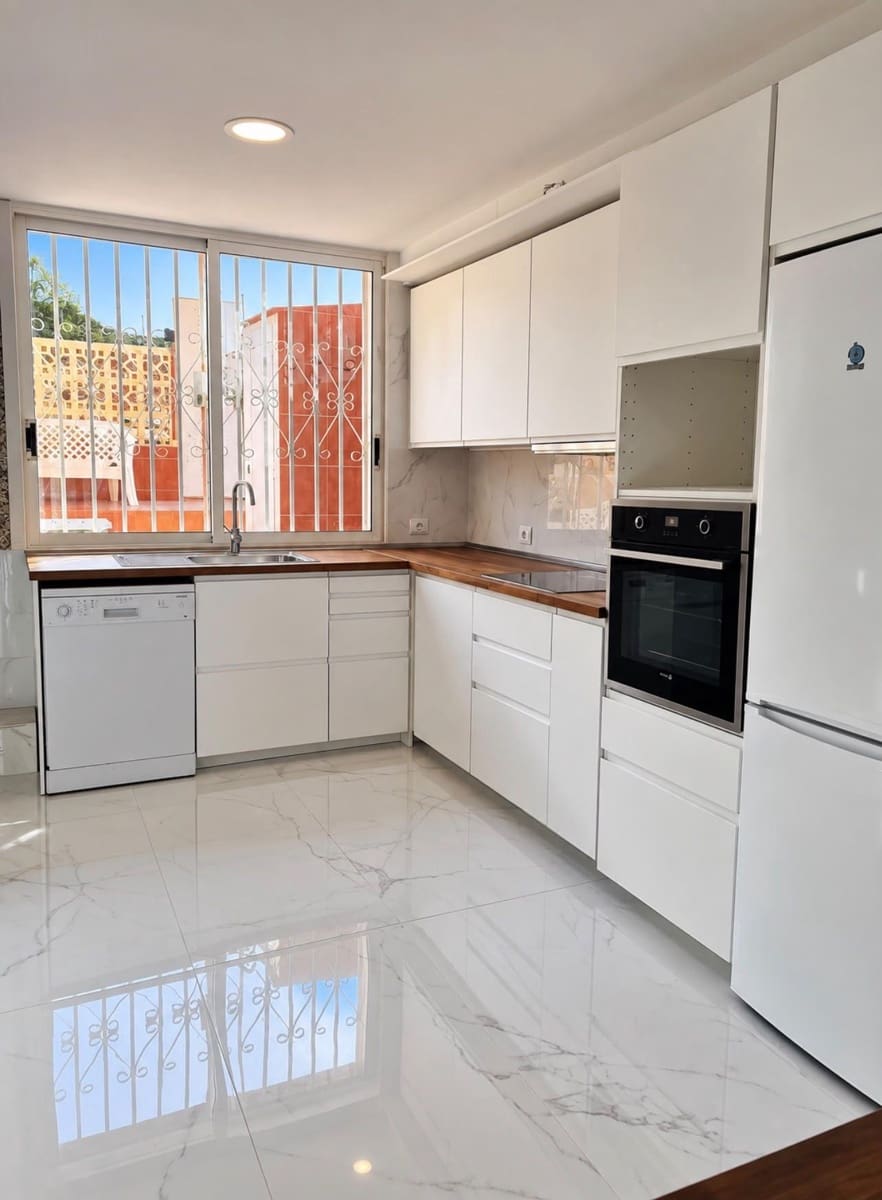 2 bedroom Bungalow for rent in San Bartolome de Tirajana with pool - € 1,200 (Ref: 9998802)