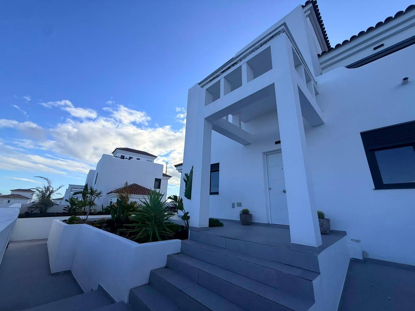 4 bedroom Villa for sale in Golf del Sur with pool garage - € 749,900 (Ref: 10012800)
