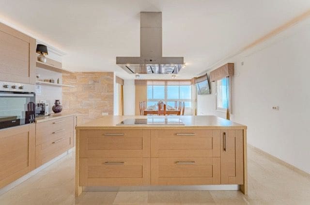 8 bedroom Villa for sale in El Sauzal with pool garage - € 2,800,000 (Ref: 10044440)