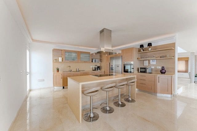 8 bedroom Villa for sale in El Sauzal with pool garage - € 2,800,000 (Ref: 10044440)