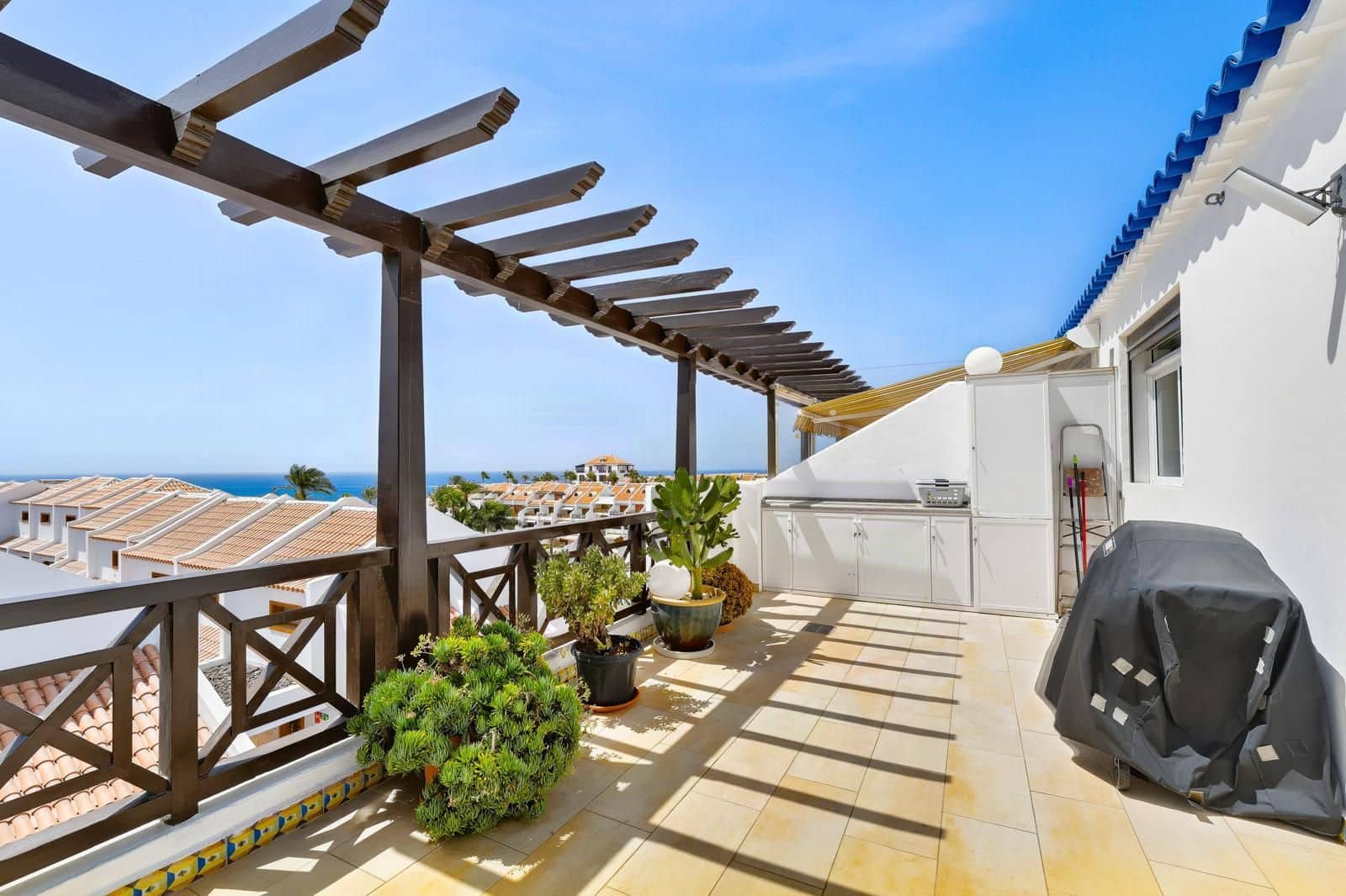 2 slaapkamer Penthouse te koop in Playa de las Americas met zwembad garage - € 1.480.000 (Ref: 10113554)