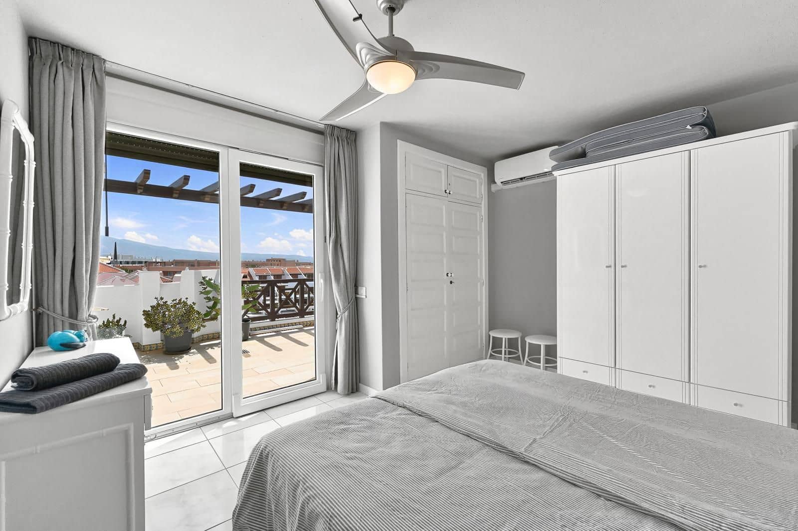 2 slaapkamer Penthouse te koop in Playa de las Americas met zwembad garage - € 1.480.000 (Ref: 10113554)