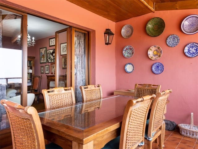 Ático de 4 habitaciones en Playa de las Americas, Arona en venta con piscina garaje - 645.000 € (Ref: 8670110)