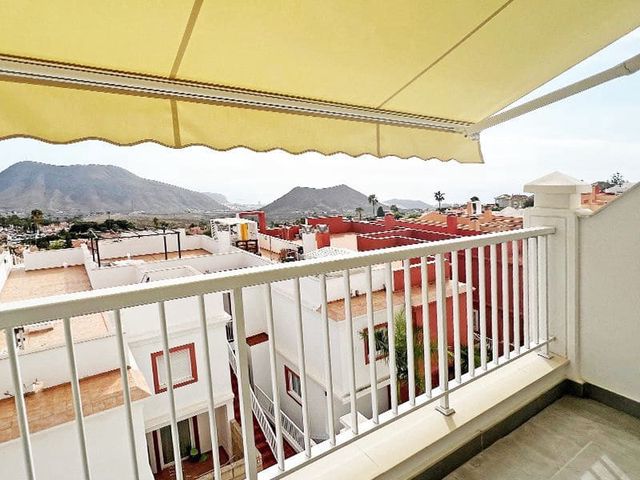 Apartamento de 2 habitaciones en Chayofa, Arona en venta con piscina garaje - 395.000 € (Ref: 8792259)