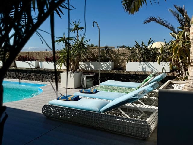 4 makuuhuone Huvila myytävänä paikassa El Madroñal, Adeje mukana uima-altaan 
autotalli - 1 200 000 € (Ref: 8815492)