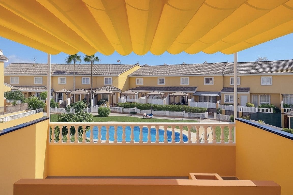 4 soverom Kjedet enebolig til salgs i Playa de las Americas med svømmebasseng garasje - € 890 000 (Ref: 9124631)