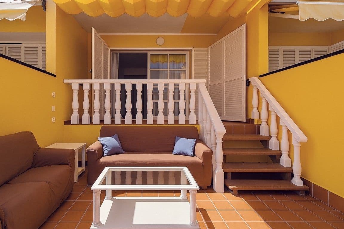 4 soverom Kjedet enebolig til salgs i Playa de las Americas med svømmebasseng garasje - € 890 000 (Ref: 9124631)