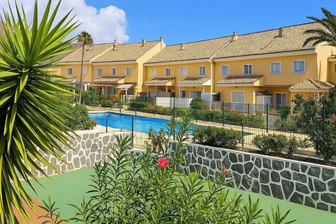 4 soverom Kjedet enebolig til salgs i Playa de las Americas med svømmebasseng garasje - € 890 000 (Ref: 9124631)