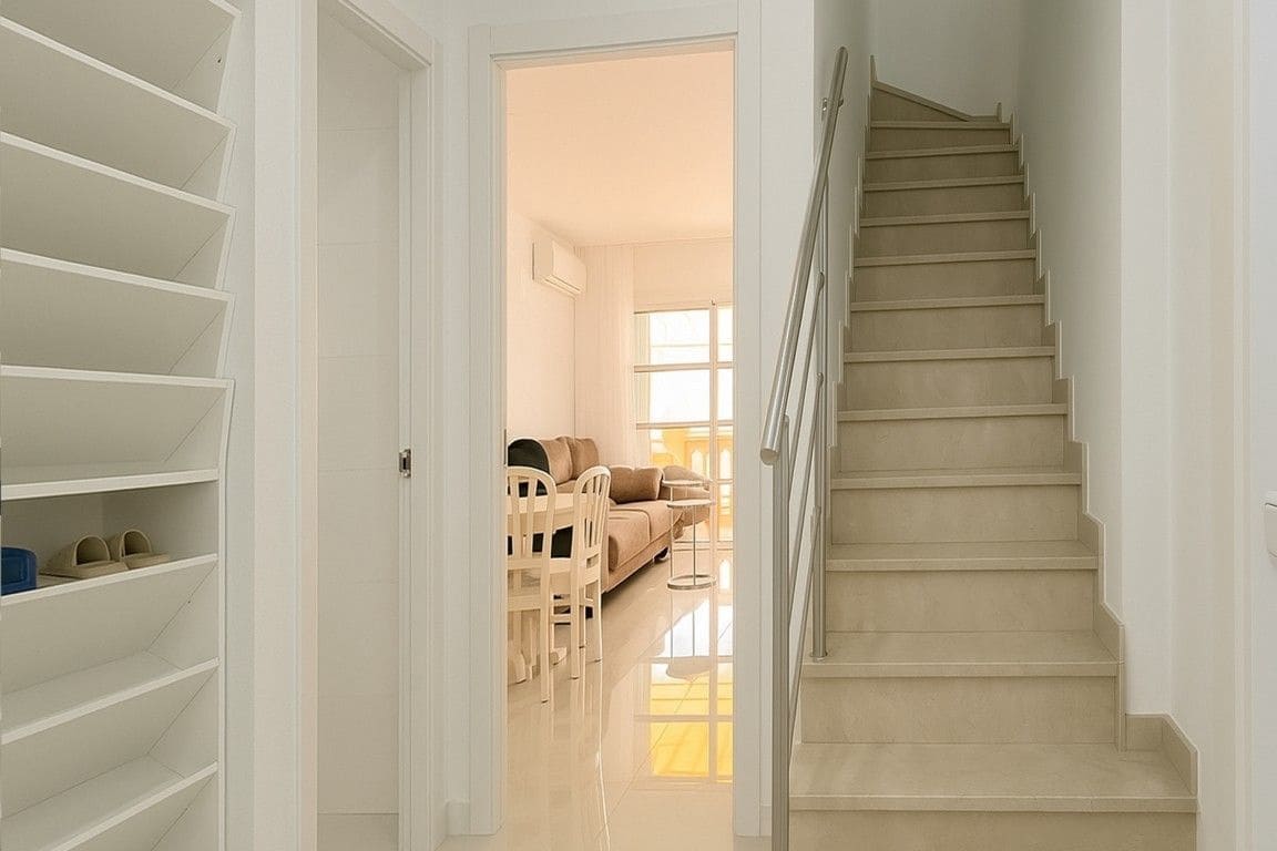 4 soverom Kjedet enebolig til salgs i Playa de las Americas med svømmebasseng garasje - € 890 000 (Ref: 9124631)