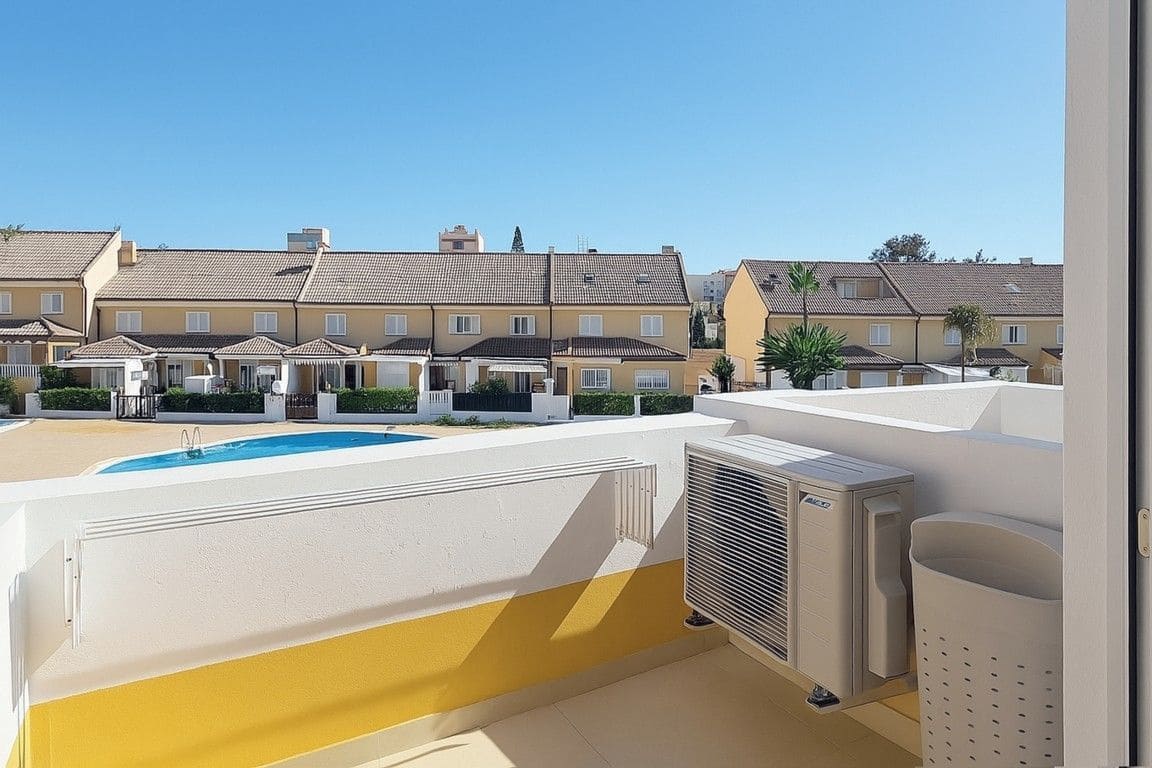 4 soverom Kjedet enebolig til salgs i Playa de las Americas med svømmebasseng garasje - € 890 000 (Ref: 9124631)