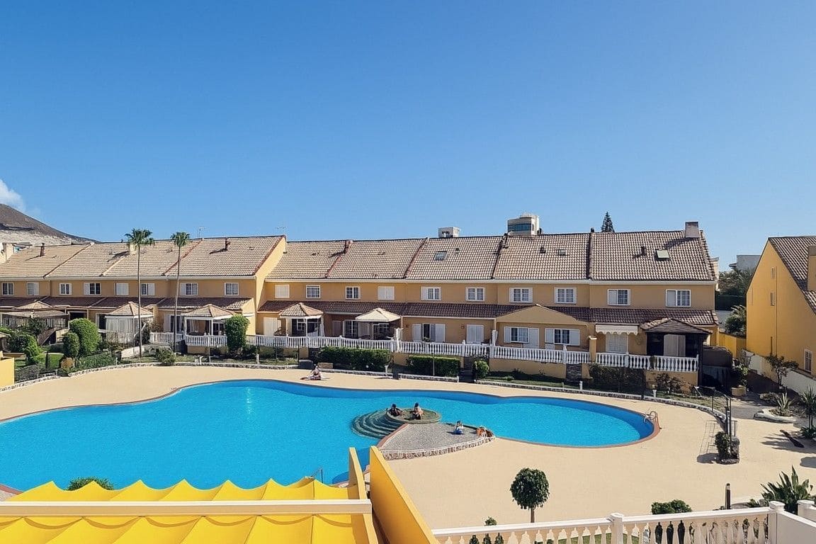 4 soverom Kjedet enebolig til salgs i Playa de las Americas med svømmebasseng garasje - € 890 000 (Ref: 9124631)