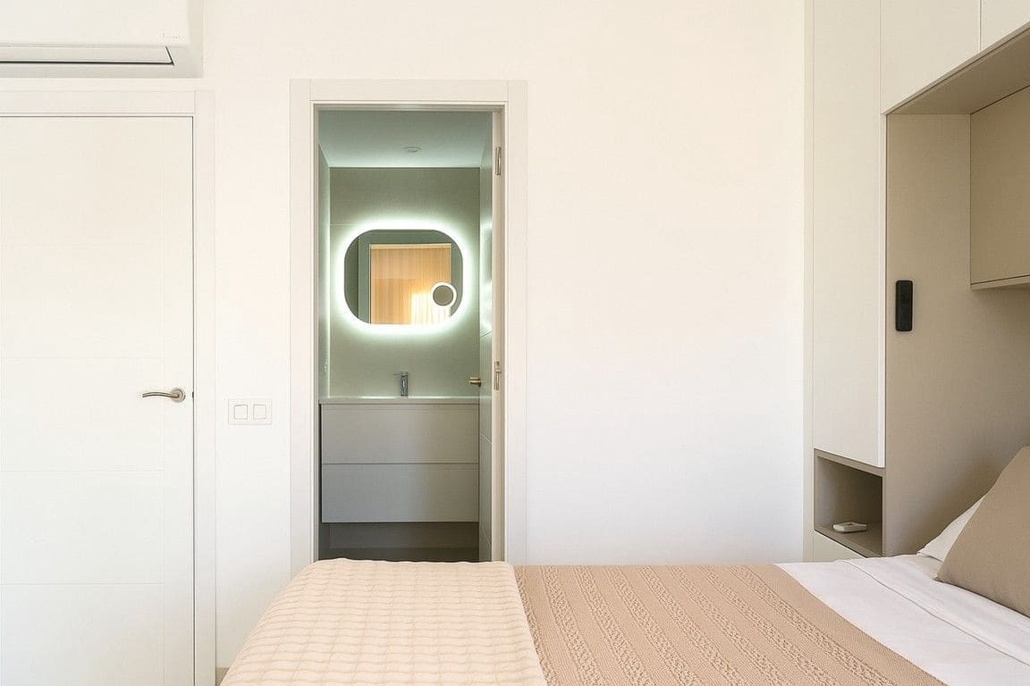 4 soverom Kjedet enebolig til salgs i Playa de las Americas med svømmebasseng garasje - € 890 000 (Ref: 9124631)