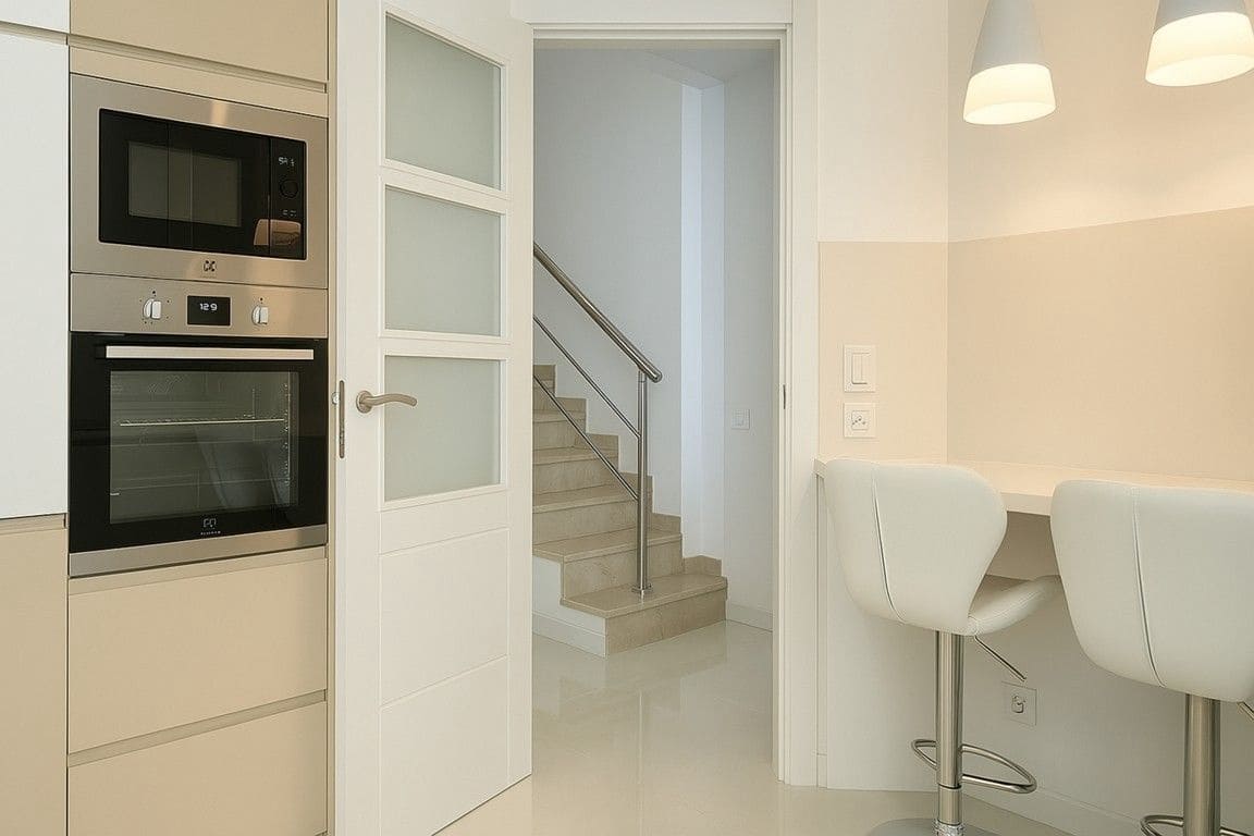 4 soverom Kjedet enebolig til salgs i Playa de las Americas med svømmebasseng garasje - € 890 000 (Ref: 9124631)