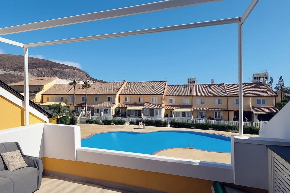 4 soverom Kjedet enebolig til salgs i Playa de las Americas med svømmebasseng garasje - € 890 000 (Ref: 9124631)
