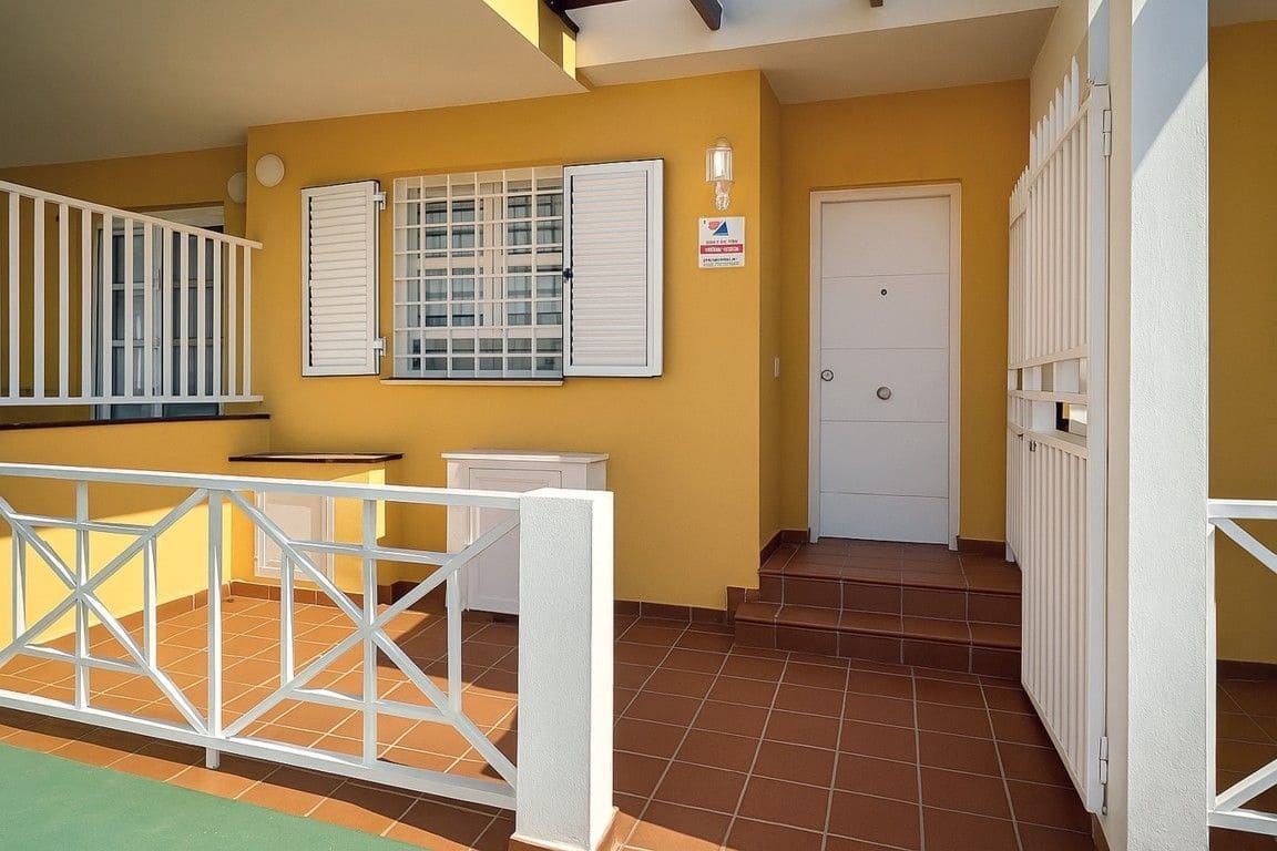 4 soverom Kjedet enebolig til salgs i Playa de las Americas med svømmebasseng garasje - € 890 000 (Ref: 9124631)