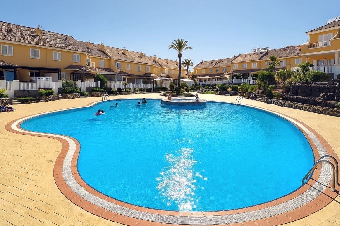 4 soverom Kjedet enebolig til salgs i Playa de las Americas med svømmebasseng garasje - € 890 000 (Ref: 9124631)