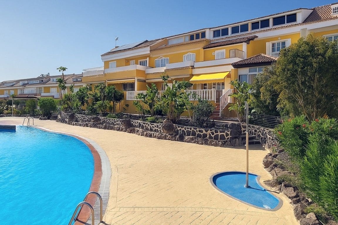 4 soverom Kjedet enebolig til salgs i Playa de las Americas med svømmebasseng garasje - € 890 000 (Ref: 9124631)