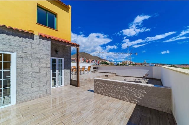 3 slaapkamer Halfvrijstaande villa te koop in Llano del Camello, San Miguel de Abona met zwembad garage - € 420.000 (Ref: 9136887)