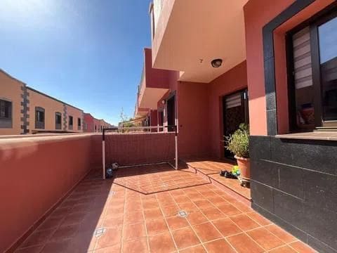 3 sypialnia Willa na sprzedaż w Casco Urbano, Adeje z basenem garażem - 575 000 € (Ref: 9173197)