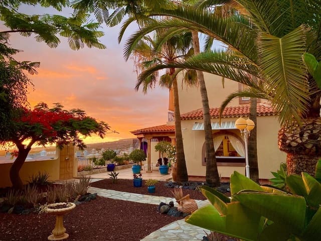 2 bedroom Villa for sale in Torviscas Centro y Alto, Adeje with pool garage - € 799,000 (Ref: 9206255)