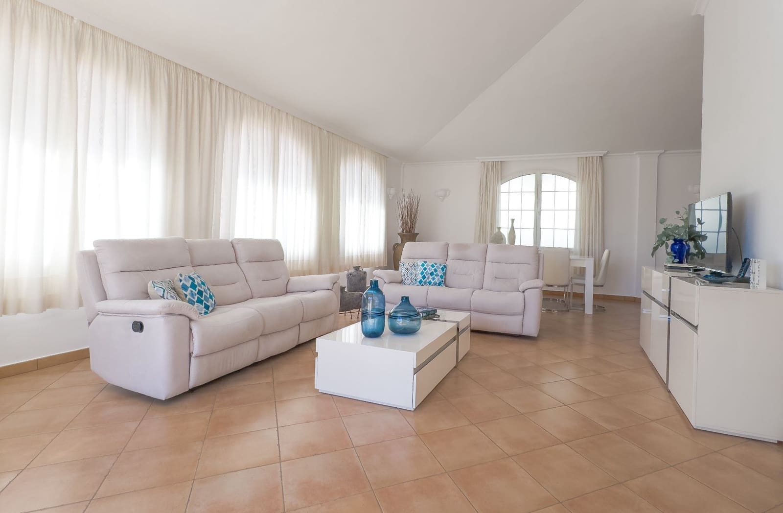 4 bedroom Villa for sale in Playa del Duque with pool garage - € 3,100,000 (Ref: 9219707)