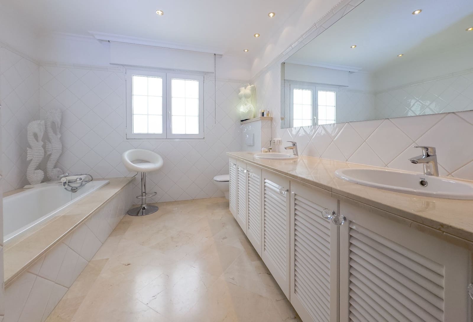 4 bedroom Villa for sale in Playa del Duque with pool garage - € 3,100,000 (Ref: 9219707)