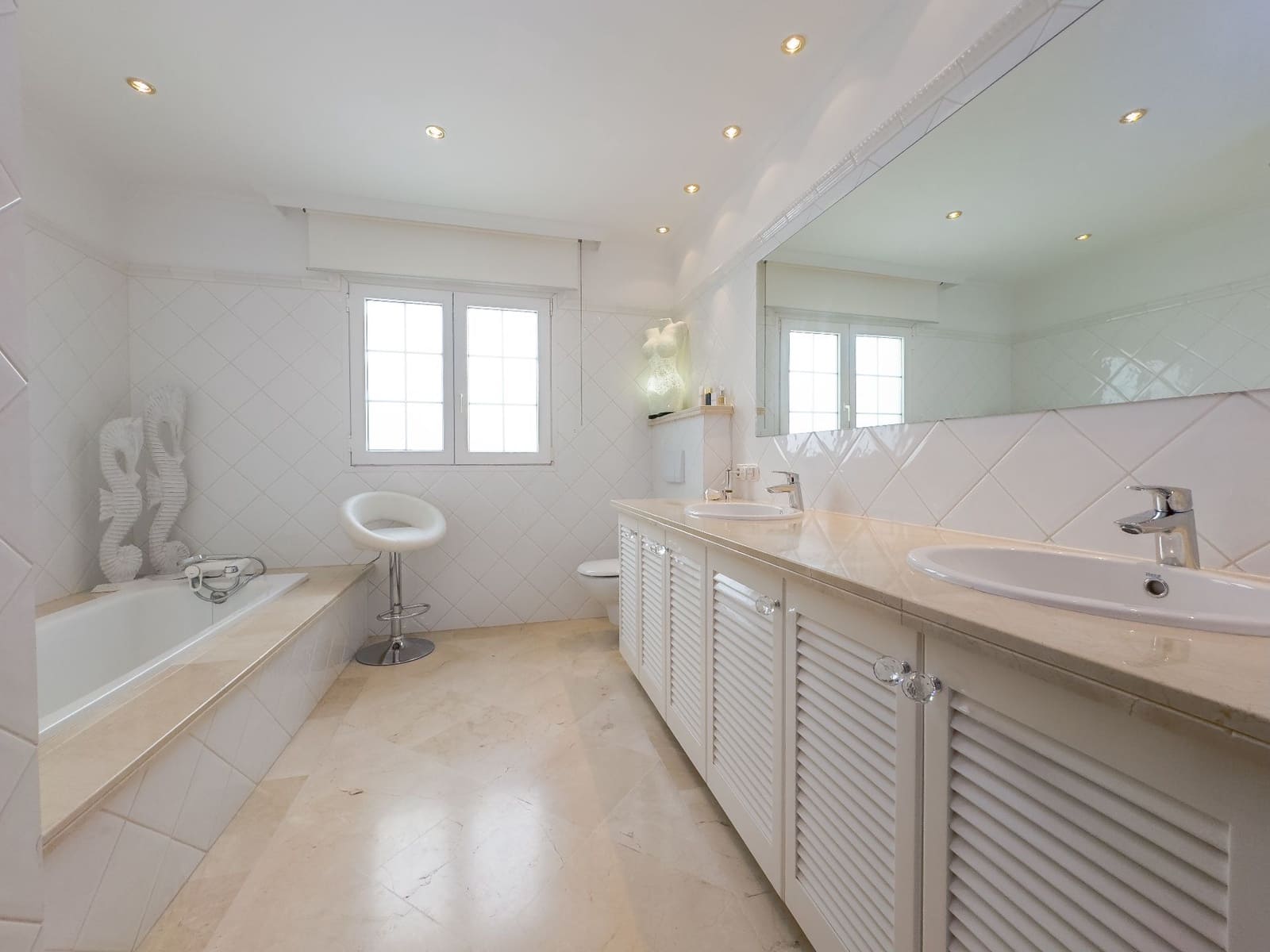 4 bedroom Villa for sale in Playa del Duque with pool garage - € 3,100,000 (Ref: 9219707)