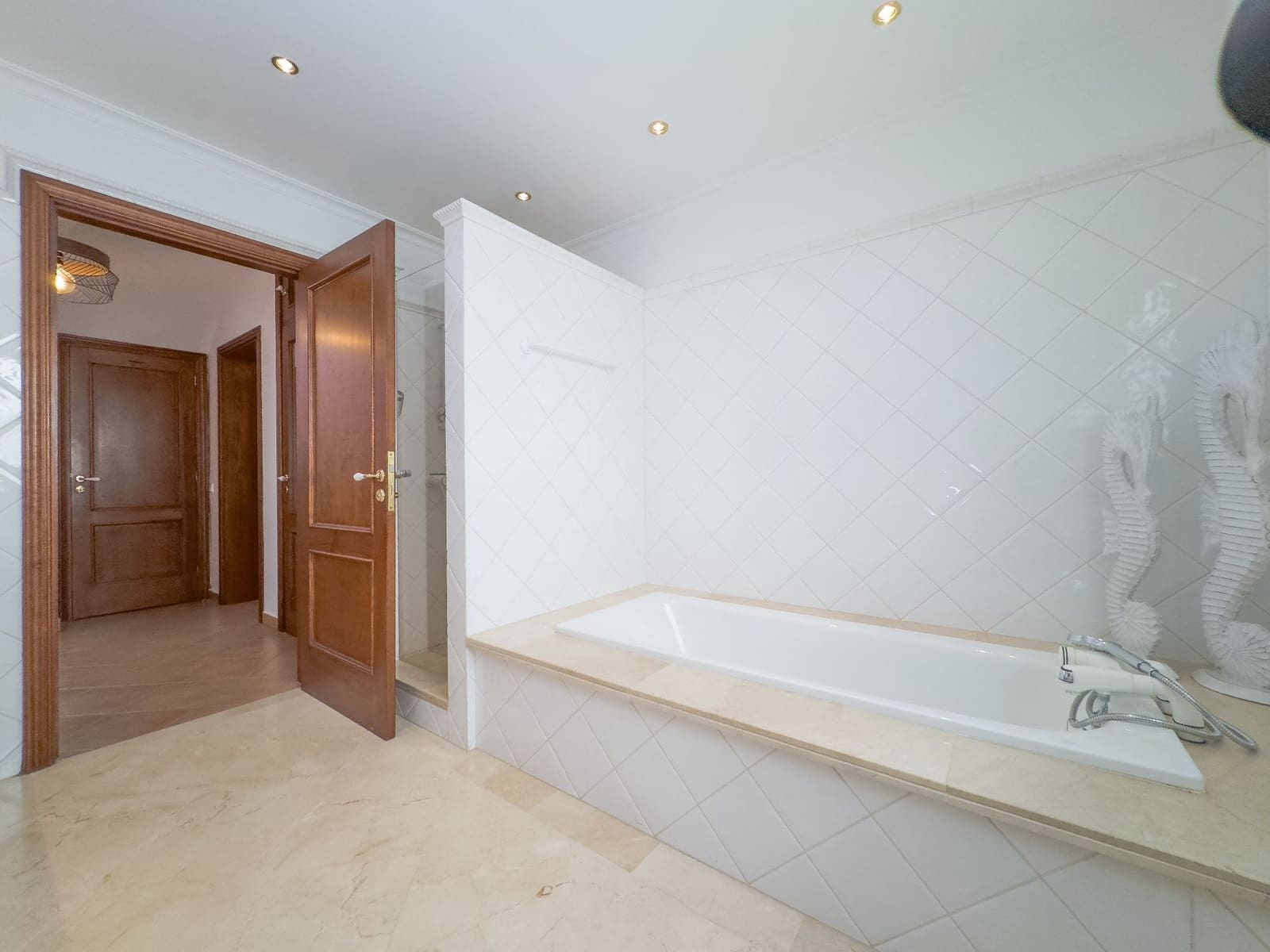 4 bedroom Villa for sale in Playa del Duque with pool garage - € 3,100,000 (Ref: 9219707)